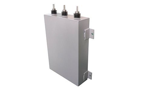 電容器的容量大小與什么有關？為什么？